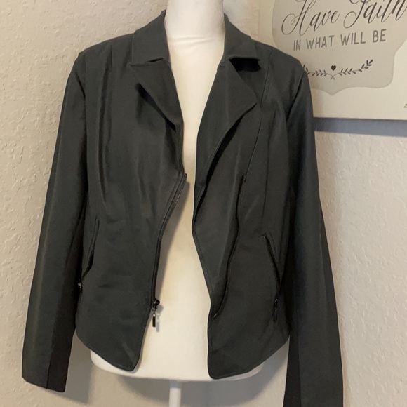 Jennifer Lopez gray faux leather biker jacket - Picture 5 of 9